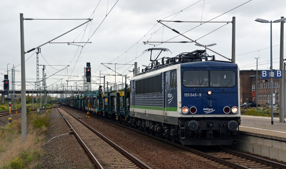 155 045 der IntEgro führte für die Press am 22.10.17 einen leeren Autozug durch Bitterfeld Richtung Leipzig.