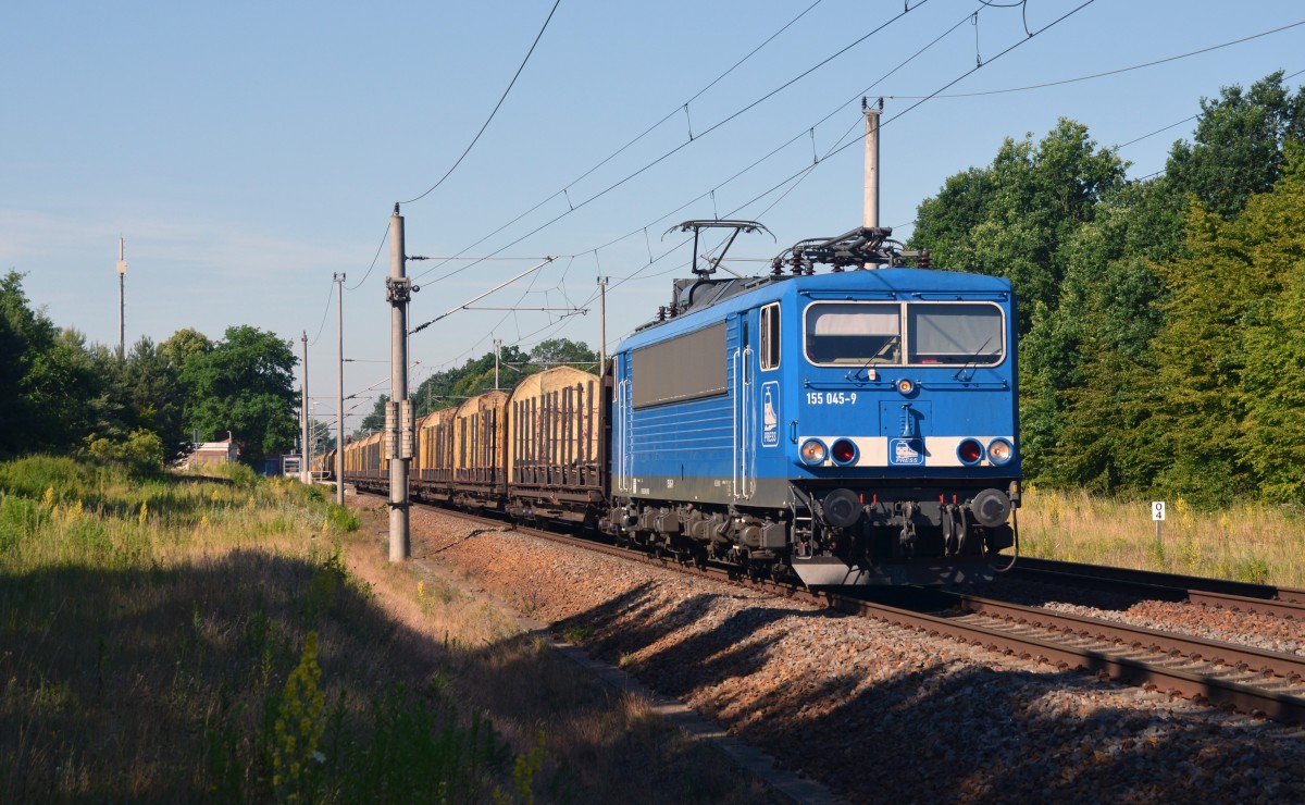 155 045 der Press zog am Morgen des 07.07.15 einen Leerholzzug durch Burgkemnitz Richtung Wittenberg.