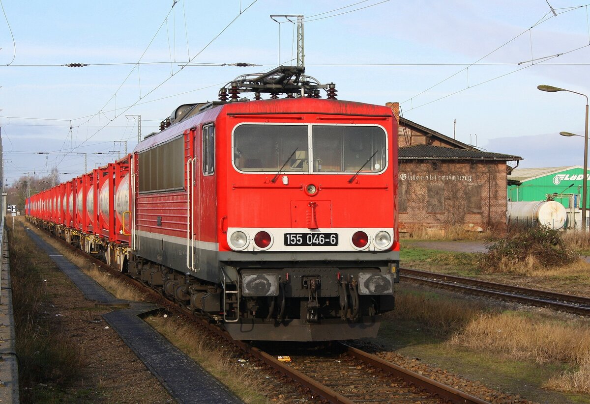 155 046-6 D-FWK mit Tankcontainerzug am 28.01.2019 in Anklam. Mein Standort ist der Bahnsteig an Gleis 1.