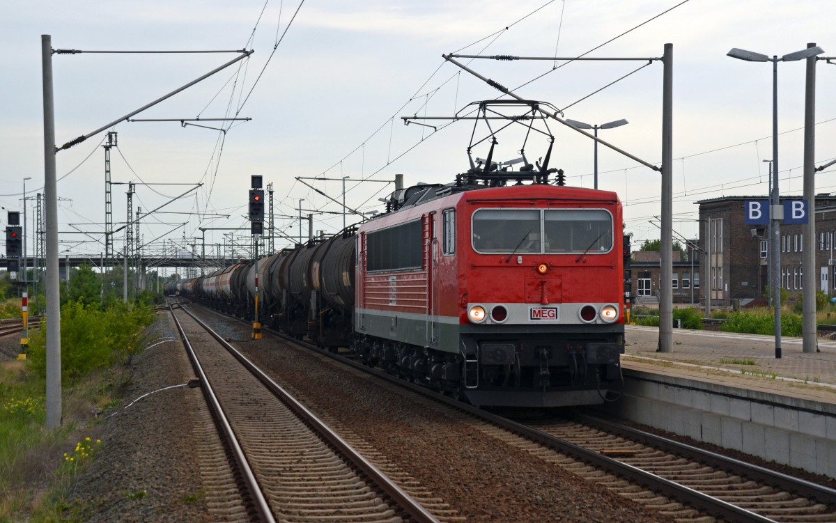 155 046, bei der MEG unter der Nummer 708 geführt, zog am 01.08.15 einen Kesselwagenzug durch Bitterfeld Richtung Halle/Leipzig.