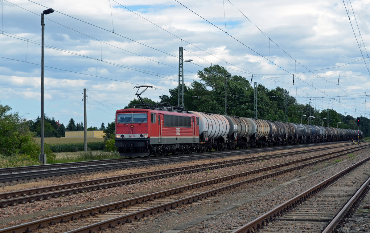 155 046, welche bei der MEG unter der internen Nummer 708 gelistet ist, führte am 05.08.17 einen Kesselwagenzug durch Weißig (b. Riesa) Richtung Zeithain.
