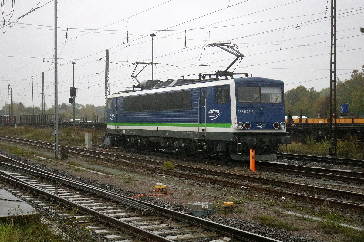 155 048-6 der IntEgro Verkehr GmbH ist bei Dauerregen im Bahnhof Stendal abgestellt. [7.10.2017 | 16:54 Uhr]