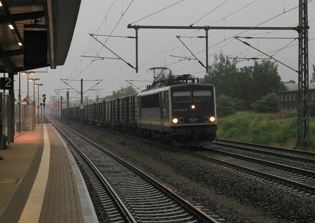 155 048-6 mit einem Ganzzug rollt durch den Bahnhof Radebeul Ost.25.06.2021 05:42 Uhr.