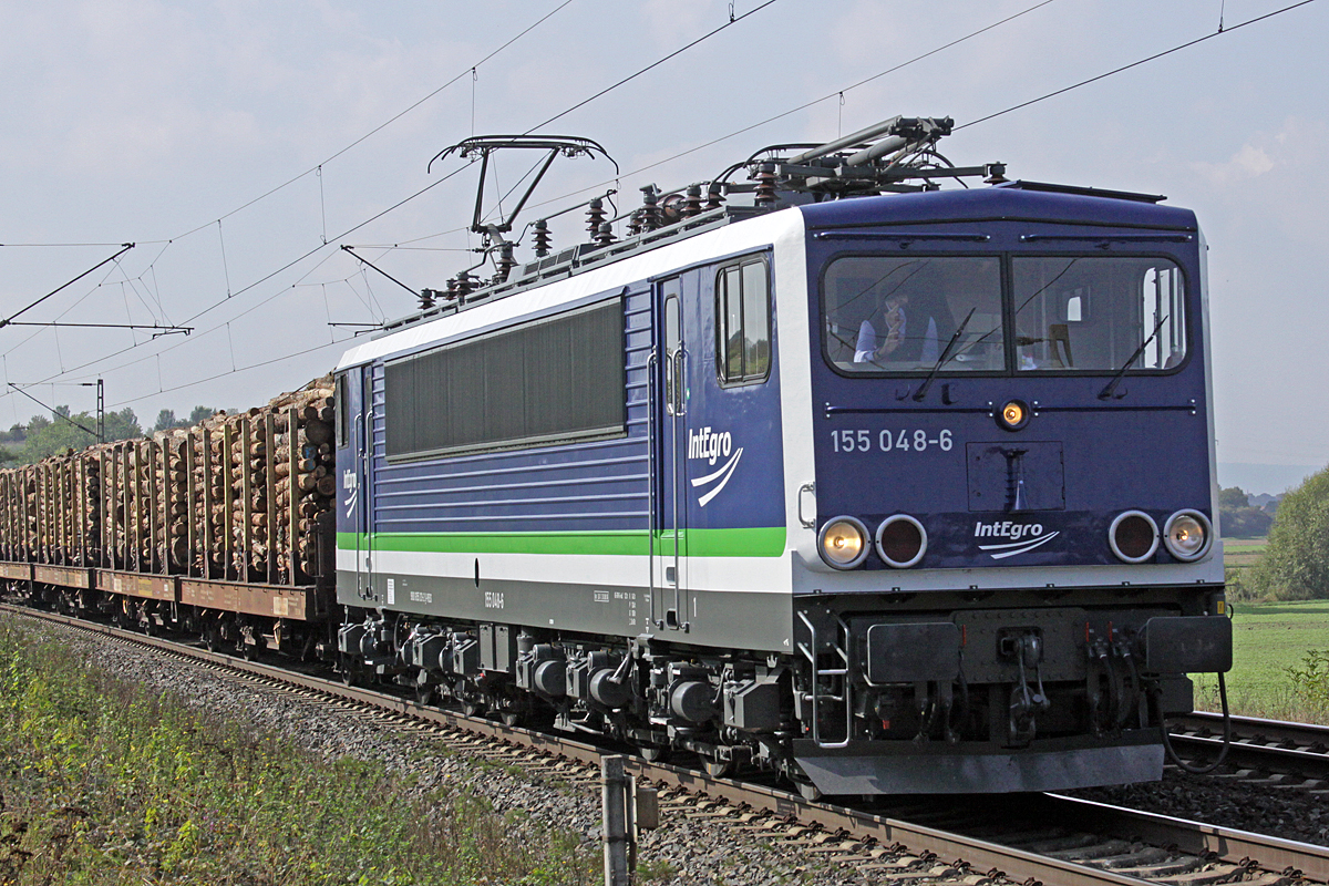 155 048-6  mit Holzganzzug am 24.09.206  13:46 nördlich von Salzderhelden am BÜ 75,1 in Richtung Kreiensen - Lok: Baujahr 1983 LEW Hennigsdorf Nr.18198 5100 KW Typ BR 250