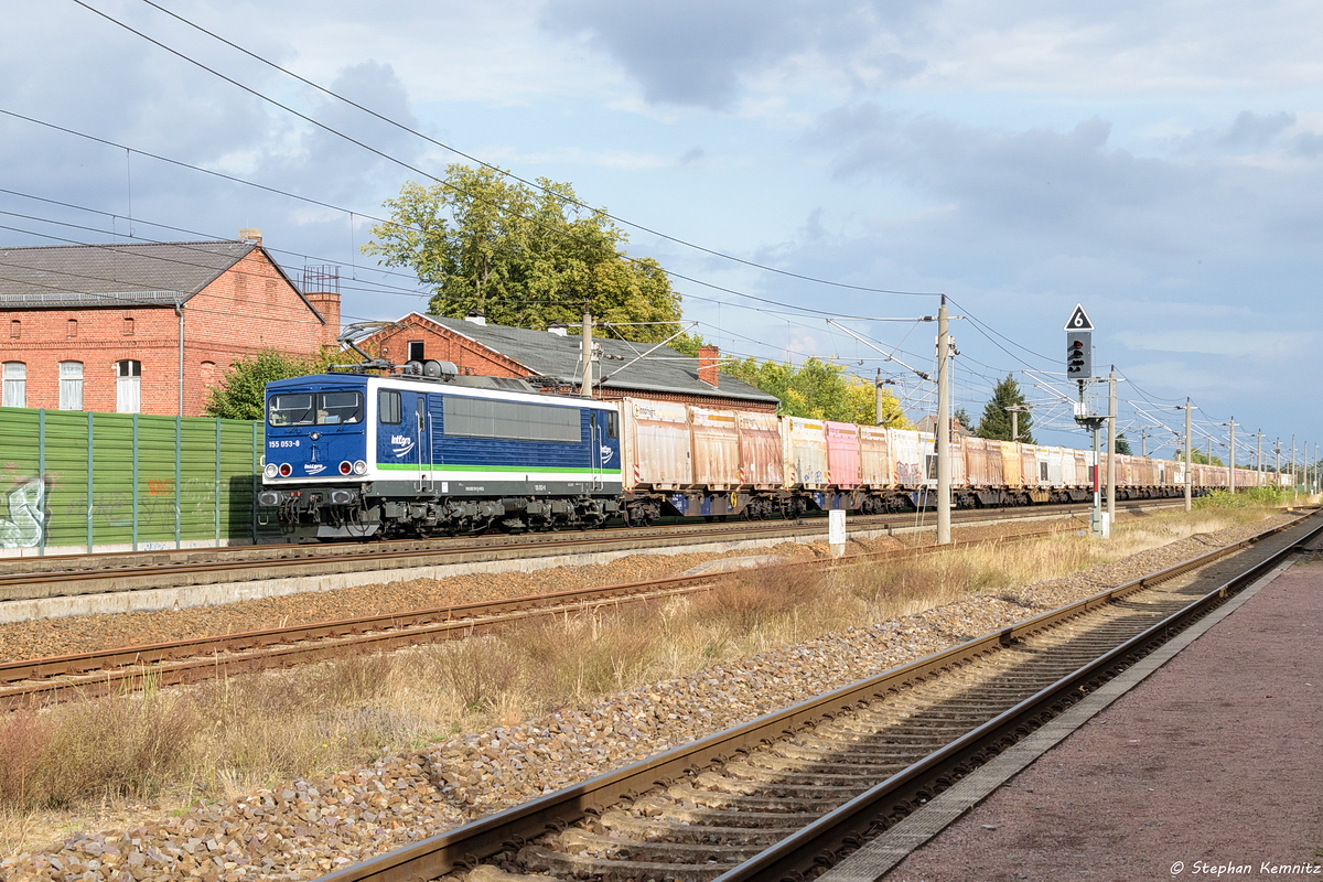 155 053-8 PRESS (155 179-5) mit einem Hackschnitzelzug in Großwudicke und fuhr weiter in Richtung Stendal. 26.09.2019