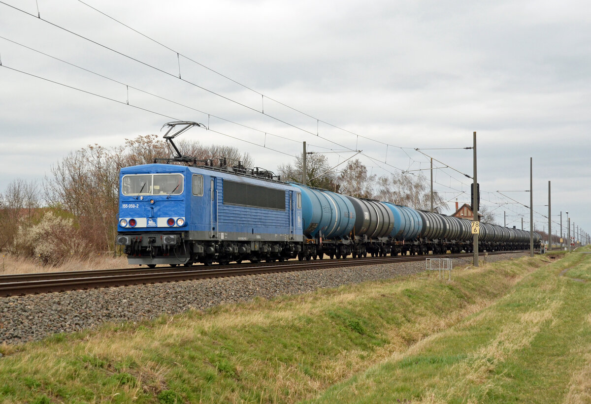 155 059 (155 204) der Press führte am 06.04.22 einen Kesselwagenzug durch Braschwitz Richtung Halle(S).