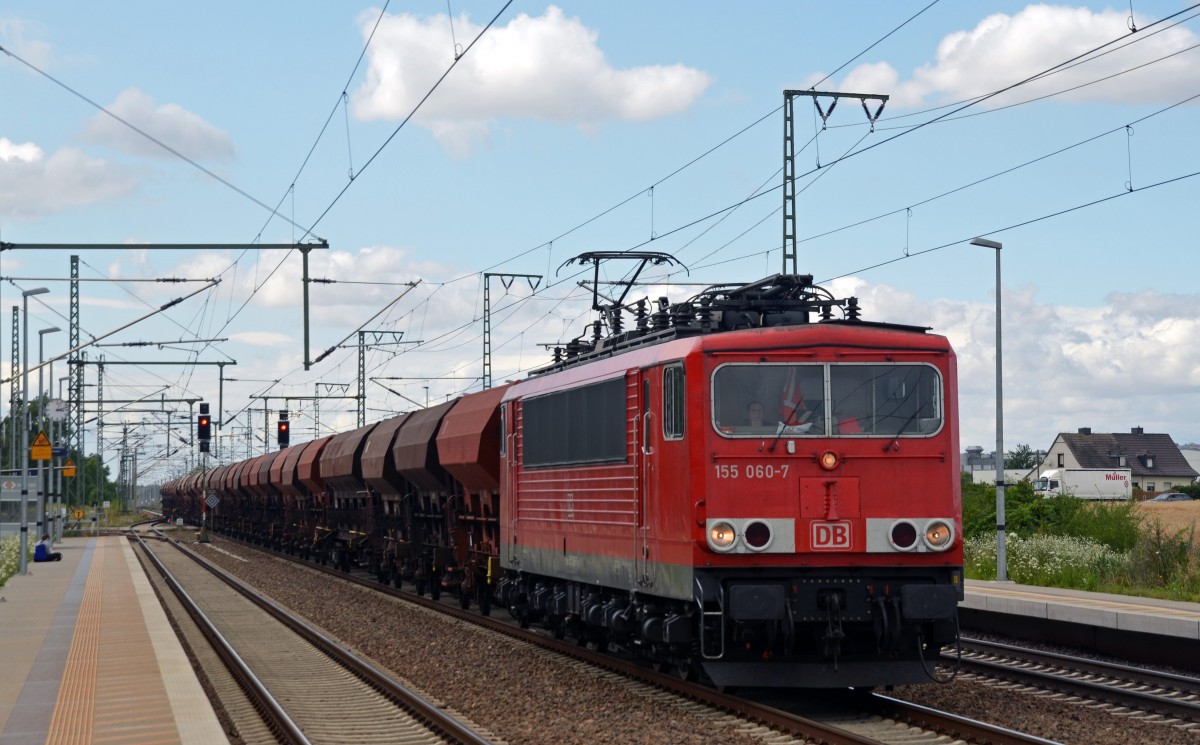 155 060 erreichte mit einem Schüttgutzug am 09.07.15 noch Rodleben, bevor sie wegen einer Streckensperrung zwischen Dessau und Bitterfeld ihre Weiterfahrt für über eine Stunde unterbrechen musste und somit das Hauptgleis blockierte. Alle folgenden Züge wurden über das Bahnsteiggleis vorbeigeleitet.