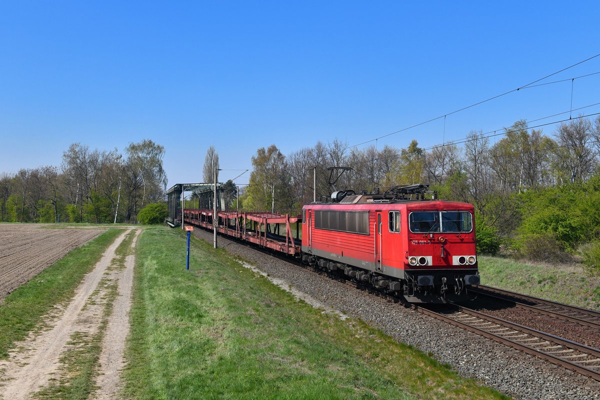 155 061 mit einem Güterzug am 17.04.2019 bei Woltorf. 
