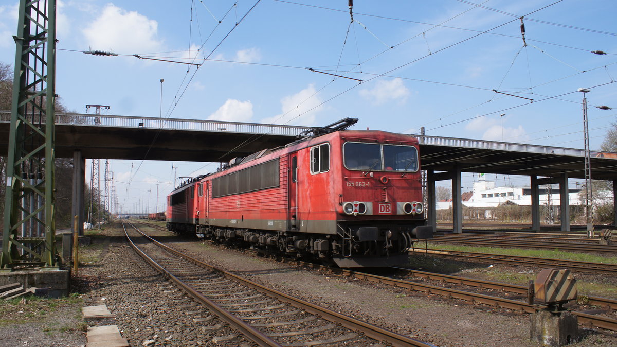 155 063-1 mit 155 065-6 am 12.04.2016 bei der Einfahrt in den Rangierbahnhof Osnabrück, Standort: Am Haseuferweg (öffentlich).