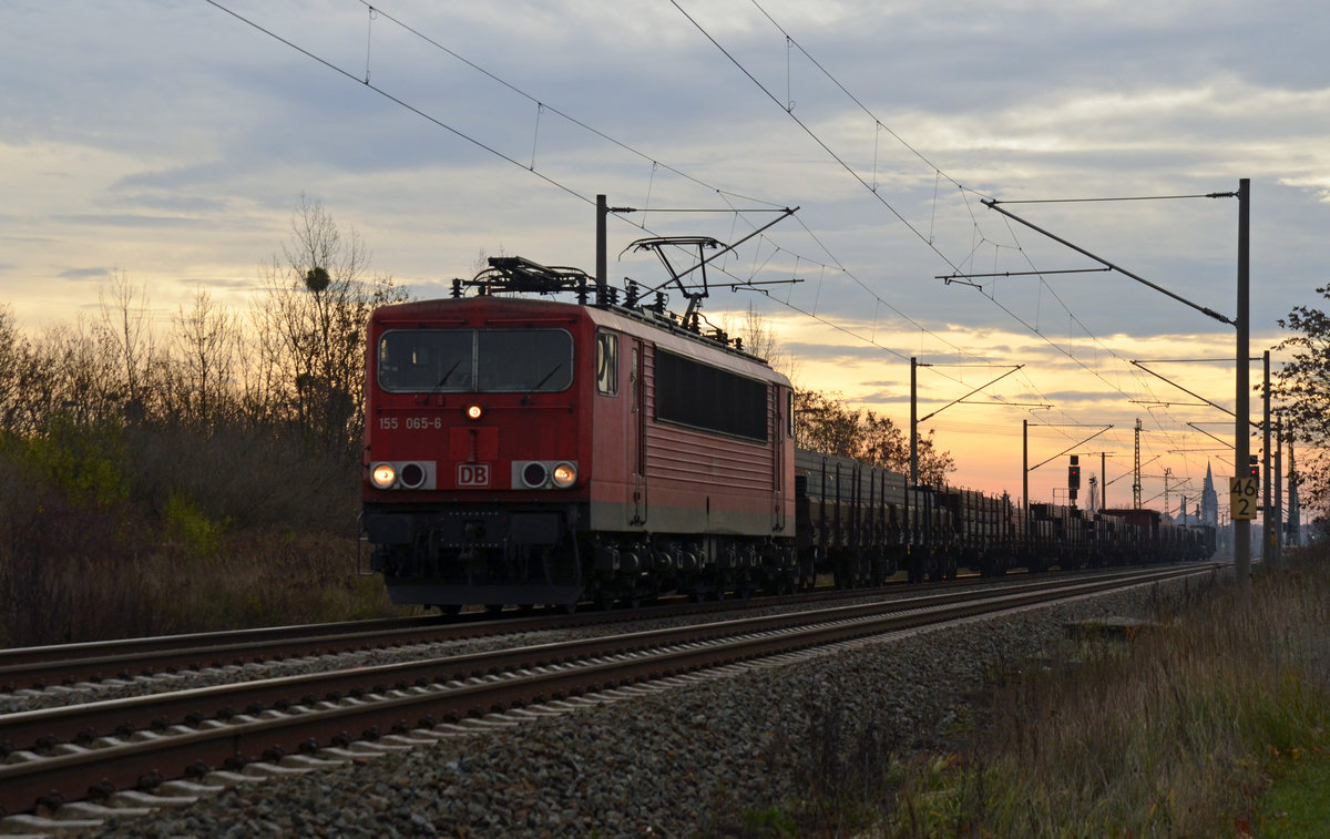 155 065 schleppte am 22.11.16 einen hauptsächlich aus Stahlprodukten bestehenden gemischten Güterzug durch Greppin Richtung Dessau.