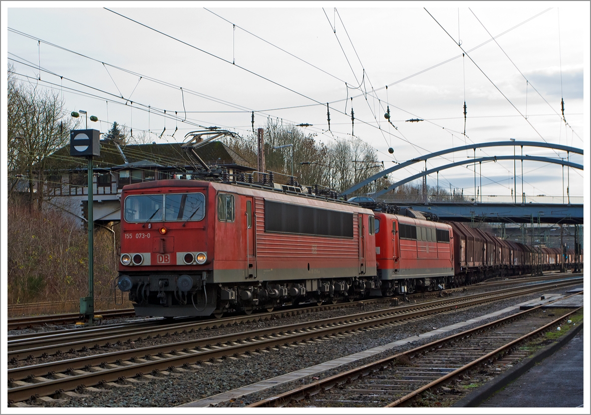 155 073-0 der DB Schenker Rail Deutschland AG fährt am 21.12.2013, mit der kalten 151 048-6 und einem Coil-Güterzug am Haken,vom Güterbahnhof Kreuztal in Richtung Hagen.

Einen freudlichen Gruß an den freudlichen Lokführer retour.