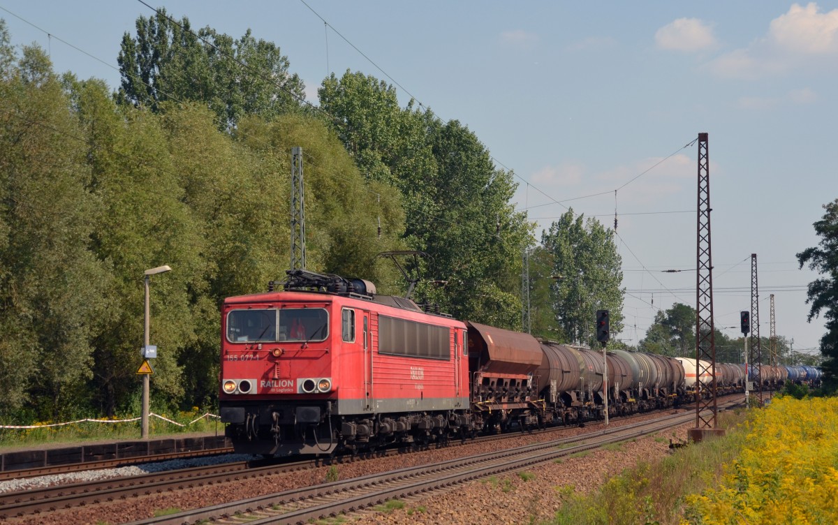 155 077 passiert mit einem gemischten Güterzug am 22.08.15 Leipzig-Thekla Richtung Mockau.