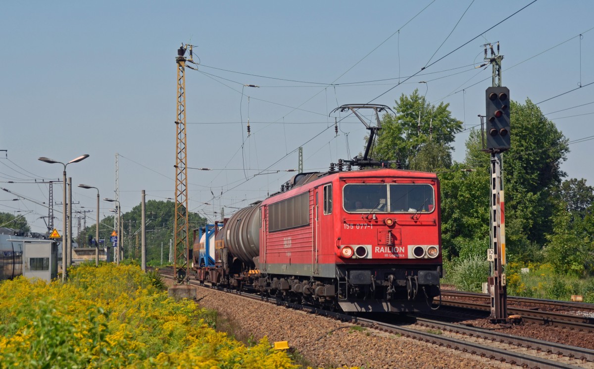 155 077 schleppte ohne Mühe ihren aus nur drei Wagen bestehenden Güterzug am 22.08.15 die Theklaer Rampe hinauf Richtung Schönefeld. 