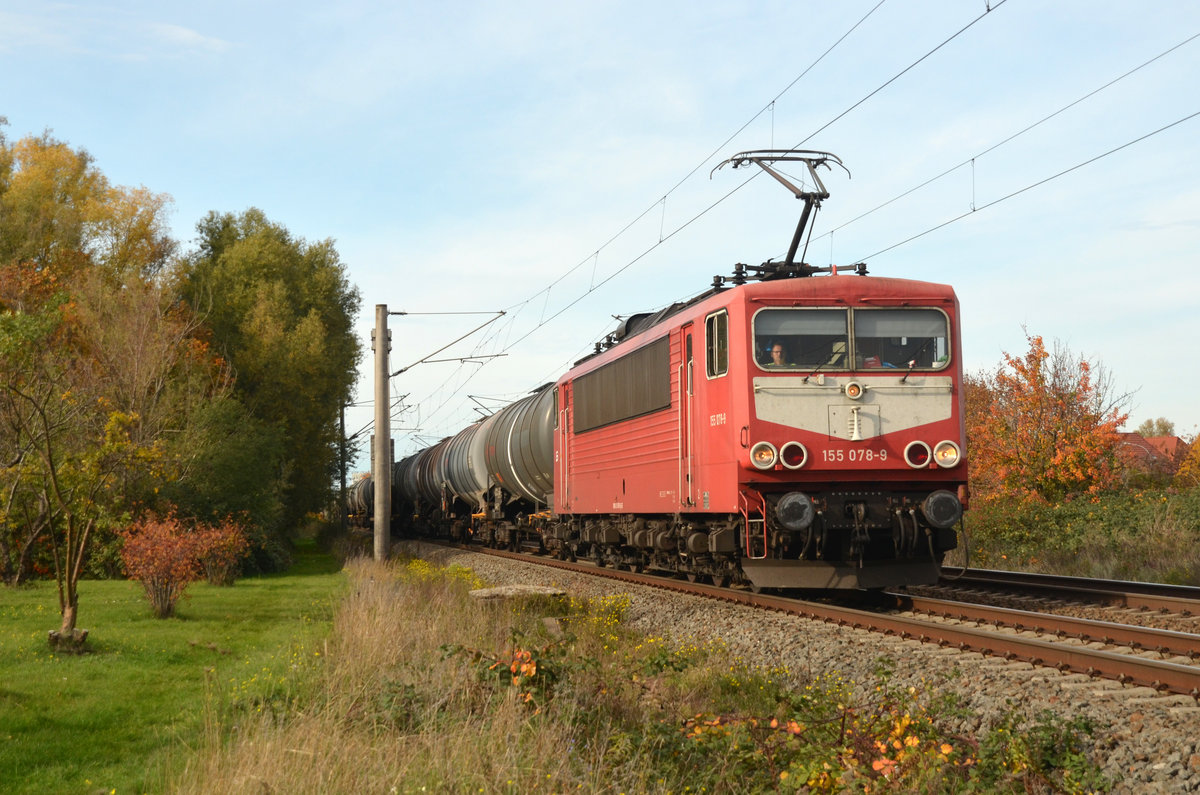 155 078 rollte am 25.10.20 mit einem Kesselwagenzug durch Greppin nach Bitterfeld wo sie ihren Kesselwagenzug abstellte. Anschließend kam der LEG-Container wieder Lz durch Greppin Richtung Dessau gefahren.