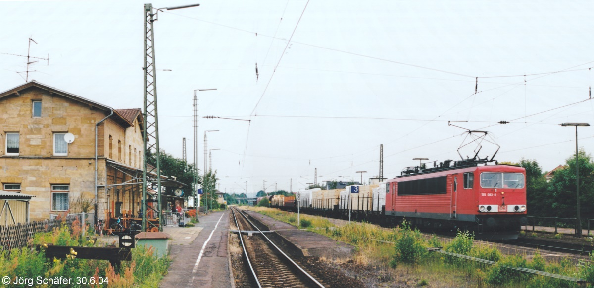 155 083 fuhr am 30.6.04 mit einem Güterzug nach Bamberg in Breitengüßbach durch Gleis 3. 
