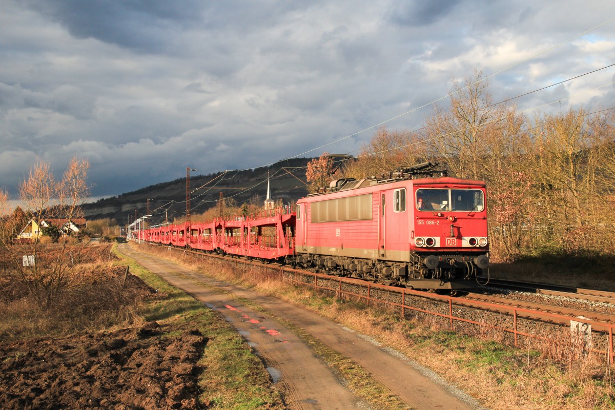 155 086 mit einem leeren Autozug am 19. Februar 2014 bei Thüngersheim.