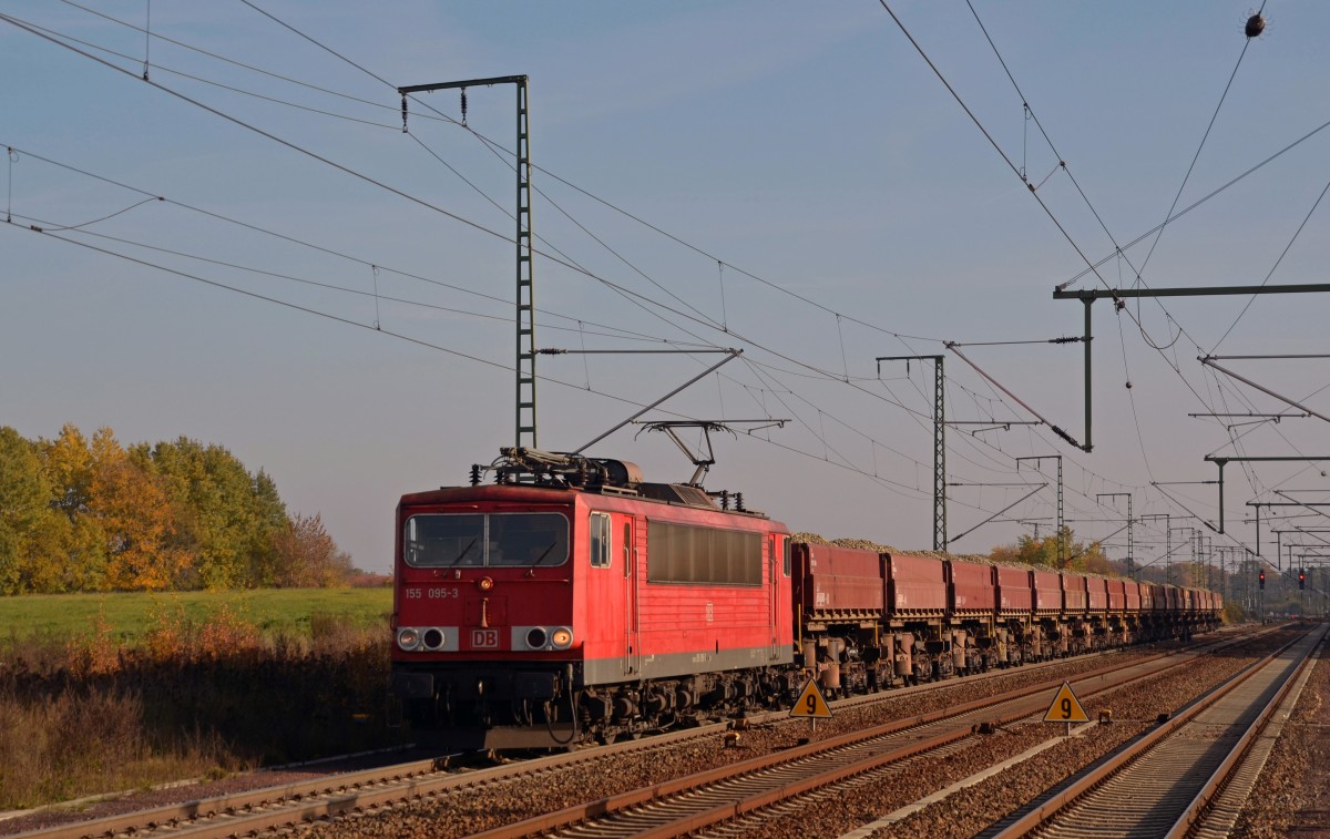155 095 zog am 31.10.15 einen Schotterzug durch Rodleben Richtung Magdeburg. Einen aus  hydraulischen Seitenkippwagen gebildeten Ganzzug sieht man ja auch nicht alle Tage.