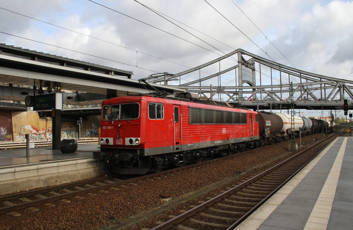 155 096-1 durchfährt am 29.10.2016 mit einem Kesselwagenzug den Bahnhof Berlin Gesundbrunnen in Richtung Westen.