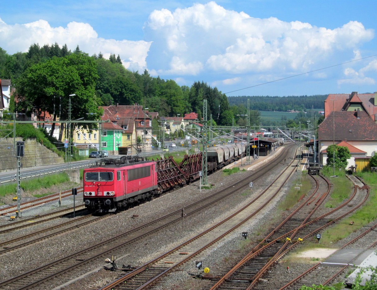155 097-9 zieht am 20. Mai 2014 einen gemischten Güterzug durch Kronach in Richtung Lichtenfels.