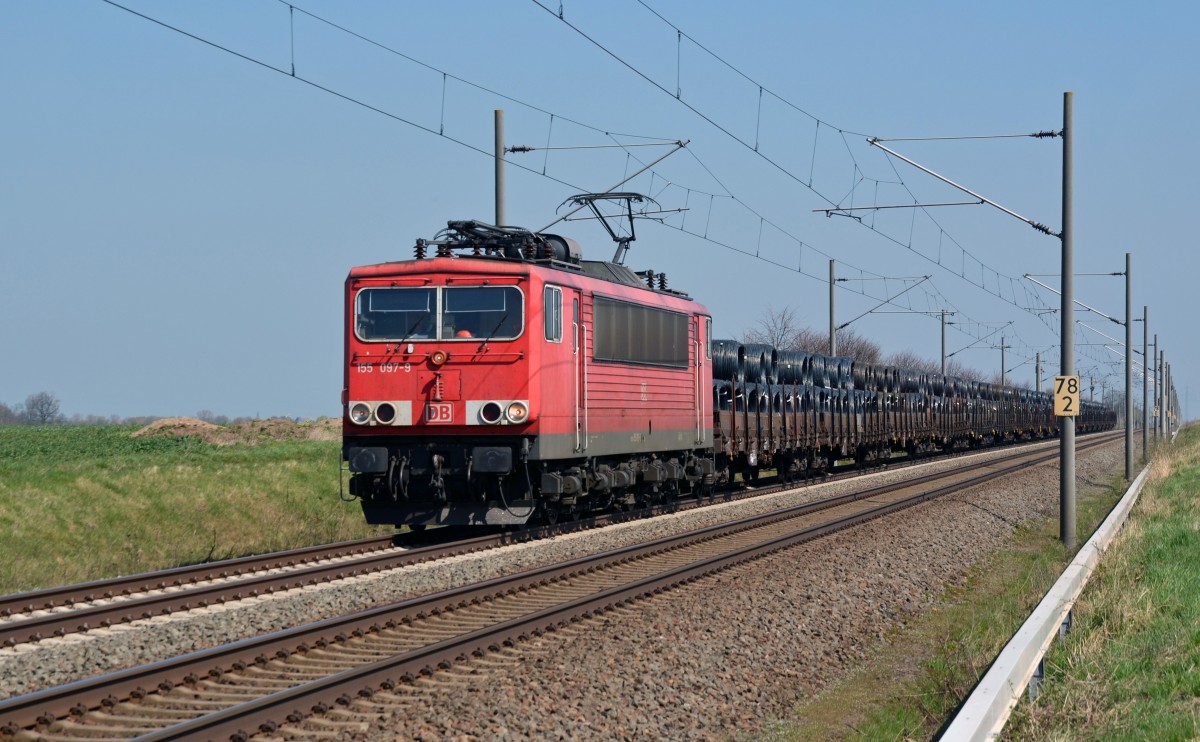 155 097 zog am 15.04.15 einen mit Drahtrollen beladenen Güterzug durch Braschwitz Richtung Halle(S).