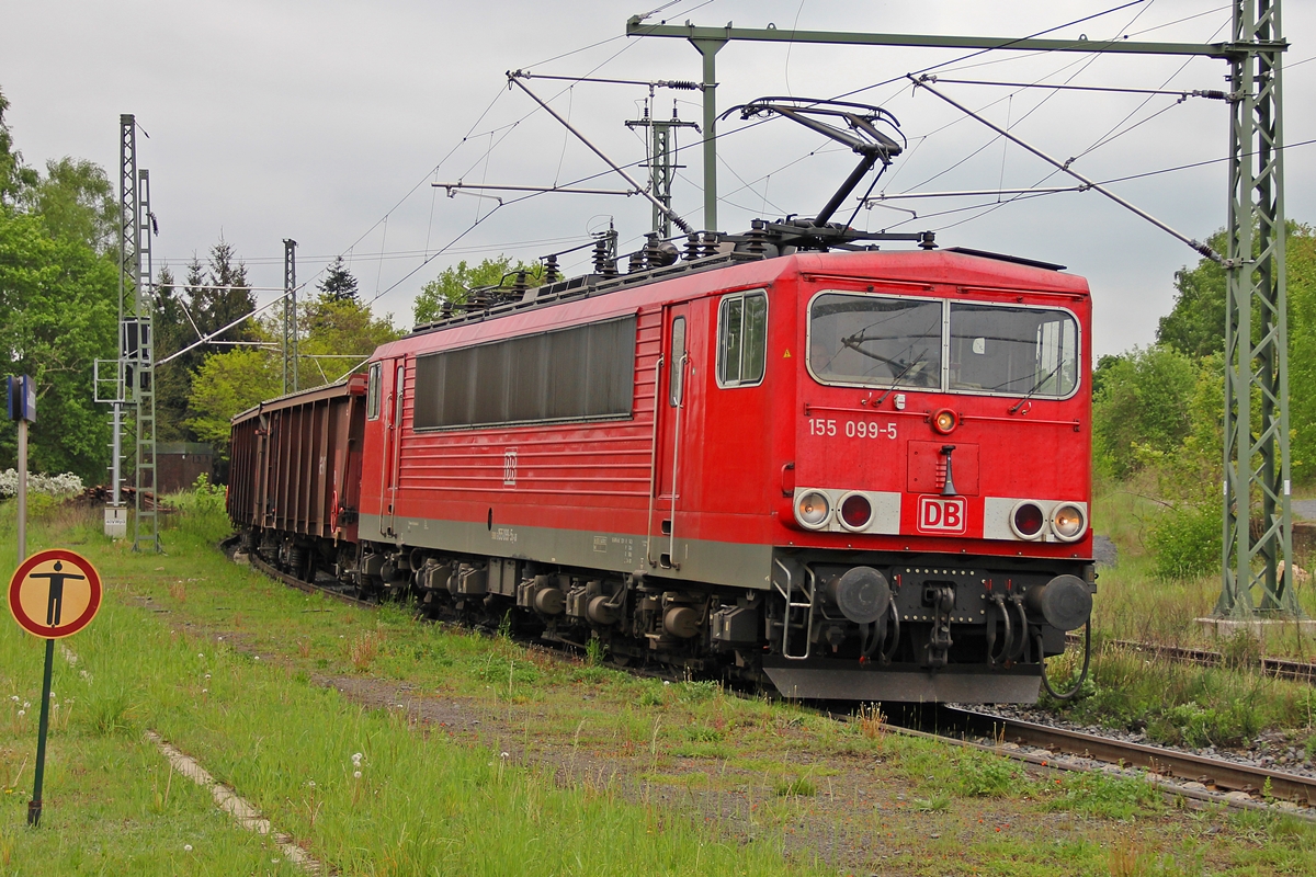 155 099-5 aus Frankfurter Richtung kommend bei der Durchfahrt in Baunatal-Guntershausen. Die Lok setzte in Kassel um und kam mit dem gleichen Zug ca. eine Stunde später von Kassel zurück und fuhr weiter in Richtung Bebra. 02.05.2014