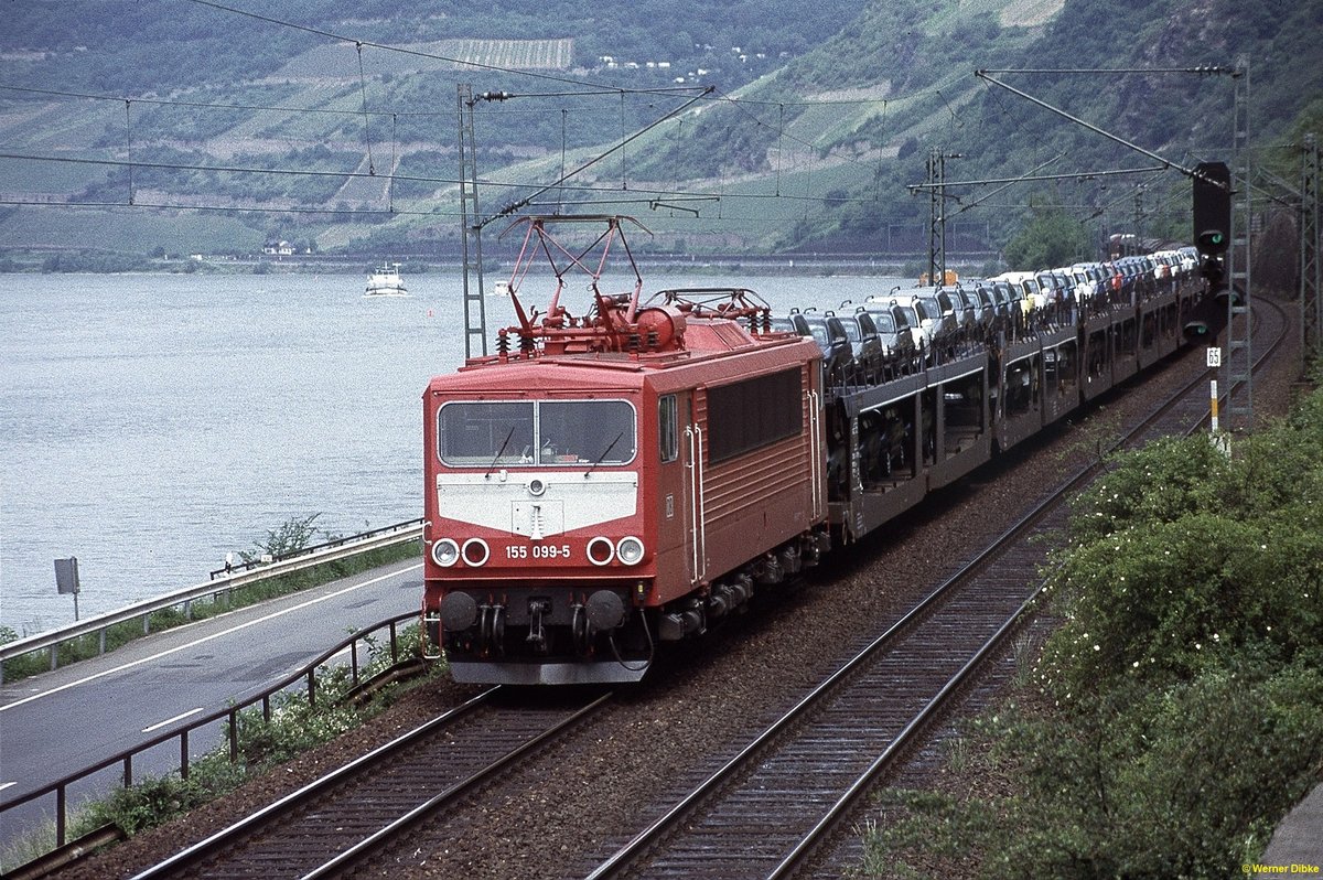 155 099 mit Güterzug bei Assmannshausen am Rhein - 08.06.1996