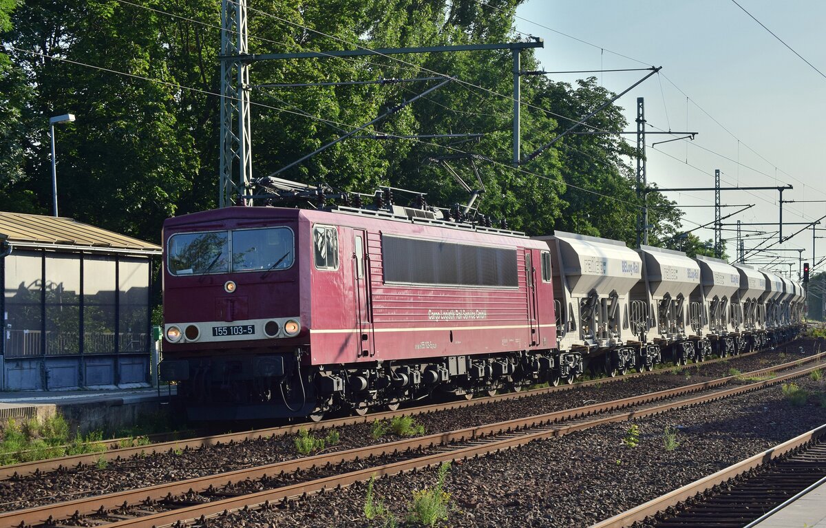 155 103 der CLR kommt mit Schüttwagen aus Richtung Berlin durch Biederitz gen Magdeburg gefahren.

Biederitz 21.07.2020