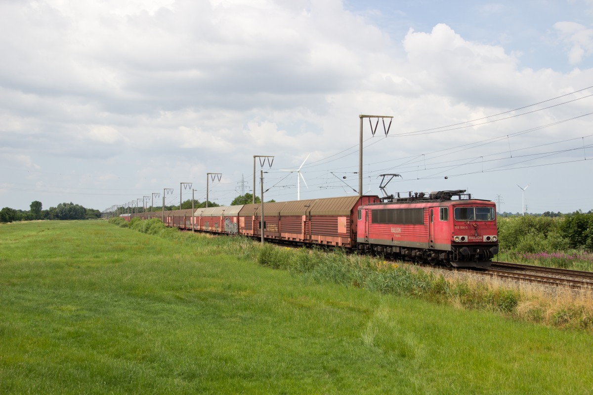 155 104-3 mit einem Autotransportzug zwischen Oldersum und Petkum am 13.07.14