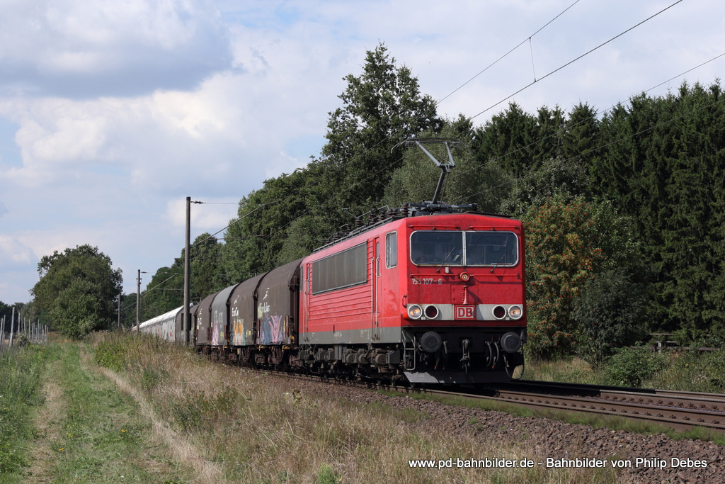 155 107-6 (DB) fhrt am 28. August 2013 um 14:48 Uhr mit einem Gterzug durch Reindorf