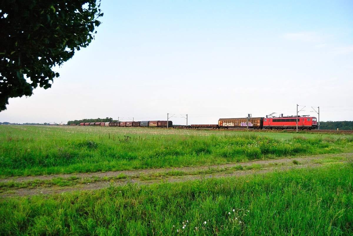 155 107-6 mit einem gemischten Güterzug bei Delitzsch am 13.08.2016.