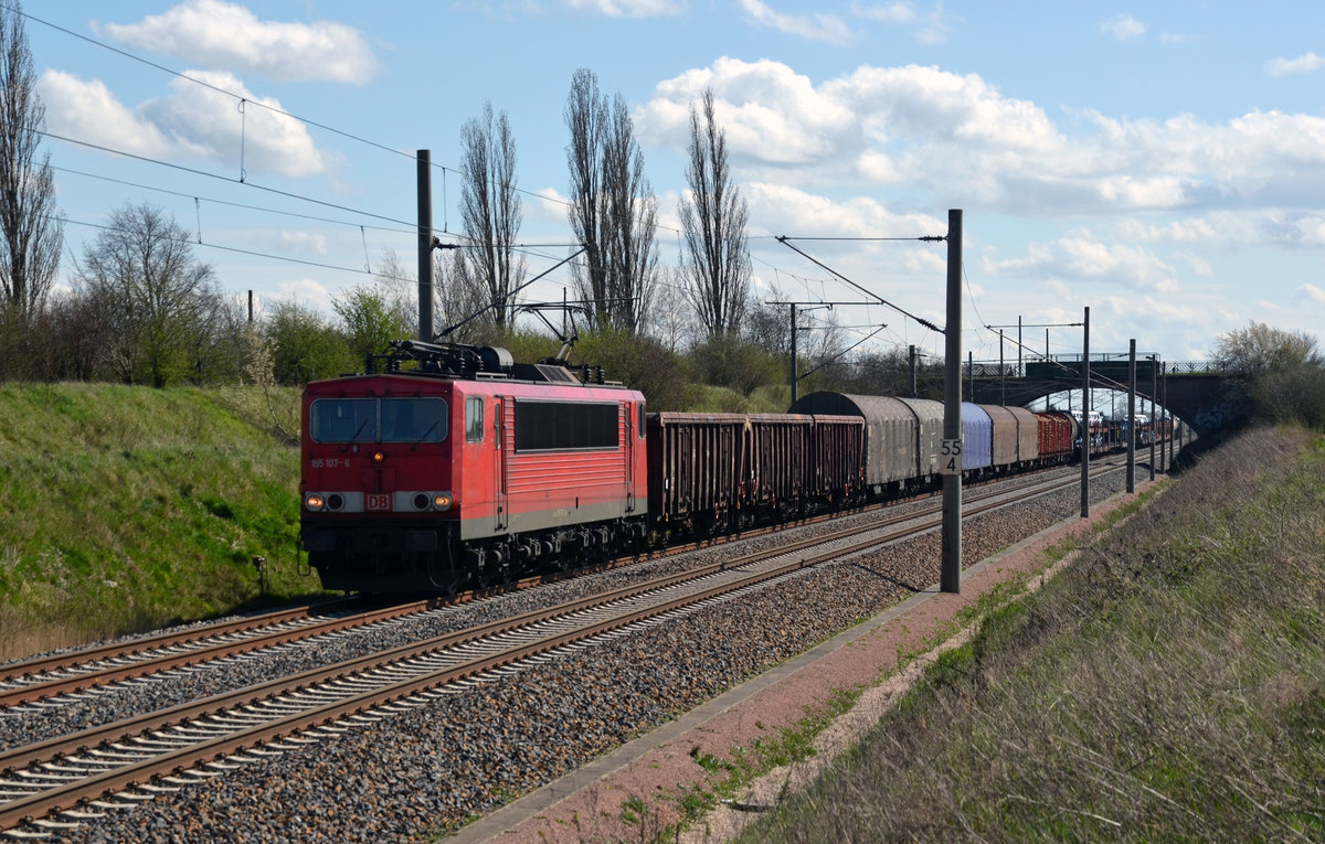 155 107 zog am 07.04.16 ihren gemischten Güterzug durch Arensdorf Richtung Magdeburg.