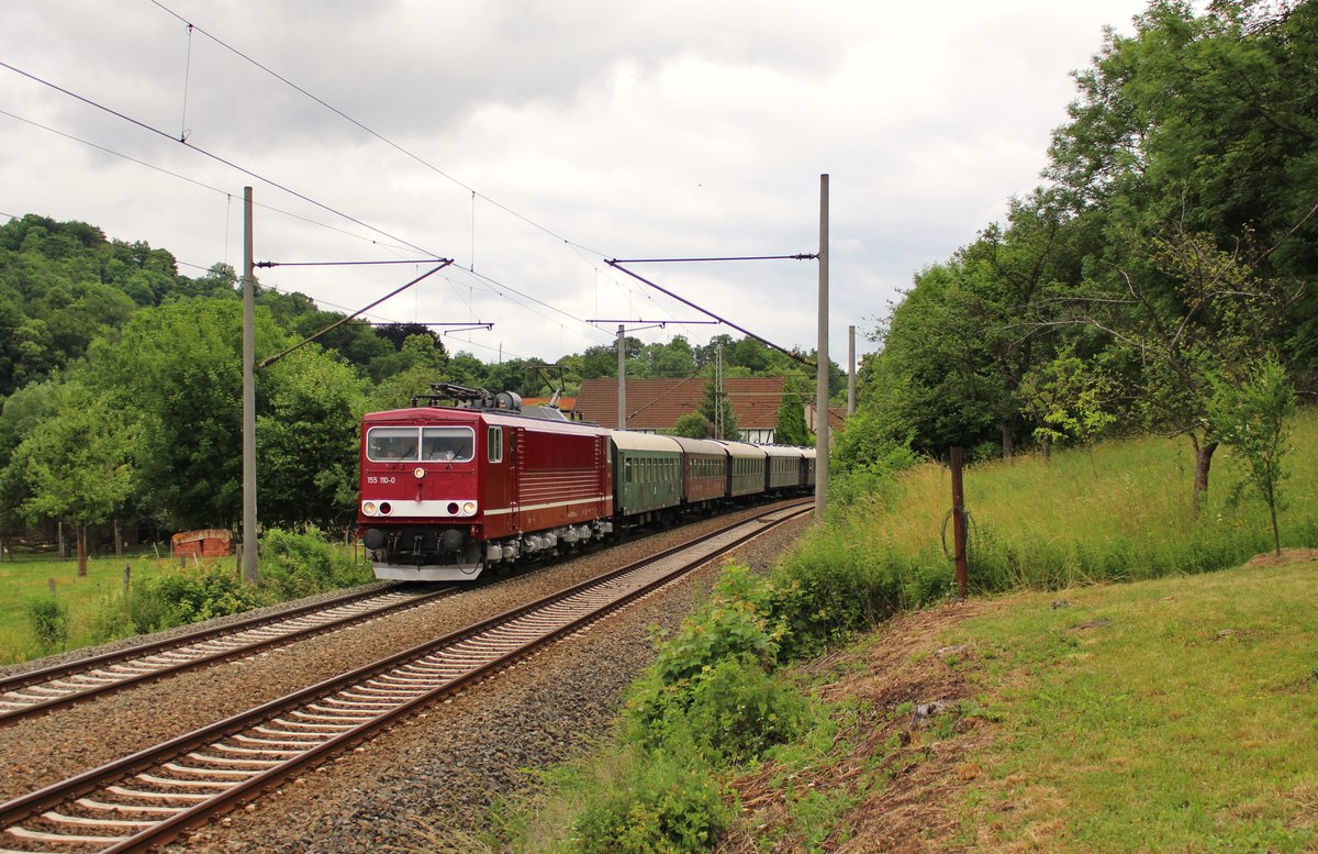 155 110-0 (WFL) fuhr am 17.06.17 den Piko-Sonderzug von Berlin nach Pressig Rothenkirchen. Wegen Bauarbeiten mussten die Reisenden mit Bussen nach Sonneberg ins Piko Werk gebracht werden. Hier ist der Zug in Obernitz zu sehen.
