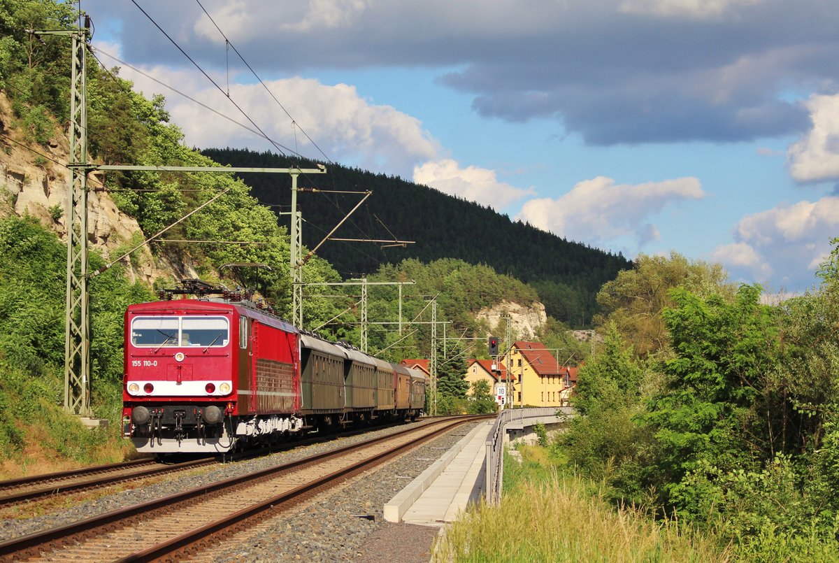 155 110-0 (WFL) fuhr am 17.06.17 den Piko-Sonderzug von Berlin nach Pressig Rothenkirchen. Wegen Bauarbeiten mussten die Reisenden mit Bussen nach Sonneberg ins Piko Werk gebracht werden. Hier ist der Zug bei der Rückfahrt in Remschütz zu sehen.