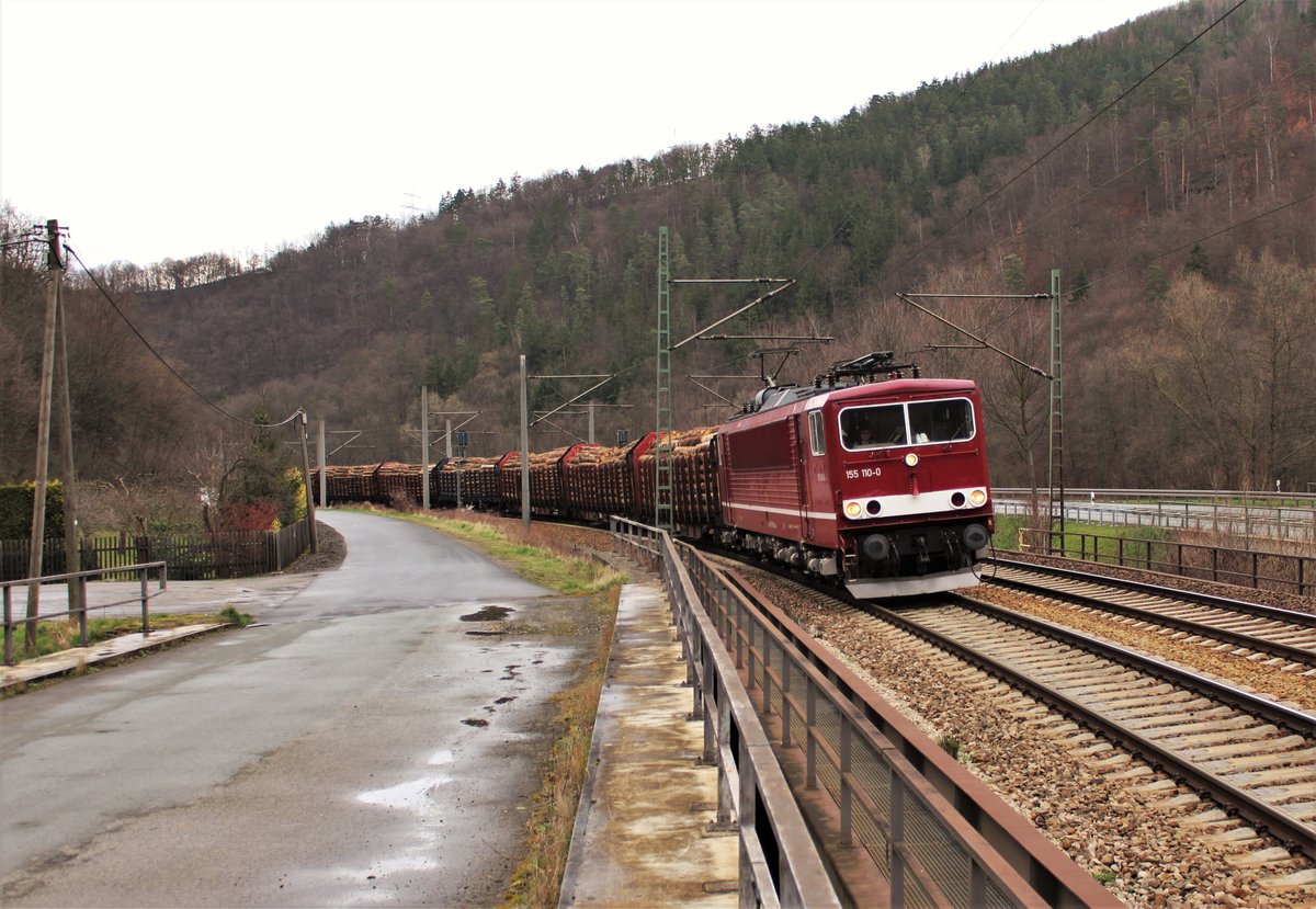 155 110-0 (WFL) fuhr am 21.03.20 einen Holzzug von Saalfeld nach Kaufering.Hier ist der Zug bei Hockeroda zu sehen.