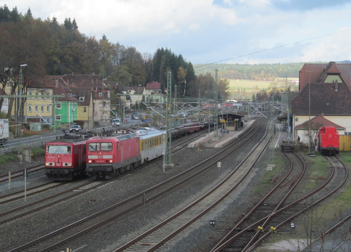 155 111-8 mit gemischtem Gterzug und 114 501-0 mit Messzug begegnen sich am 30. Oktober 2013 in Kronach.