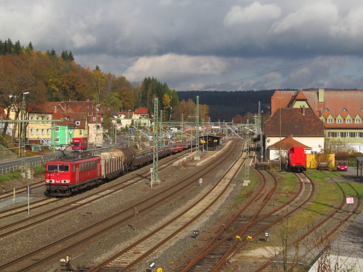 155 111-8 steht am 30. Oktober 2013 mit einem gemischten Gterzug im Bahnhof Kronach.