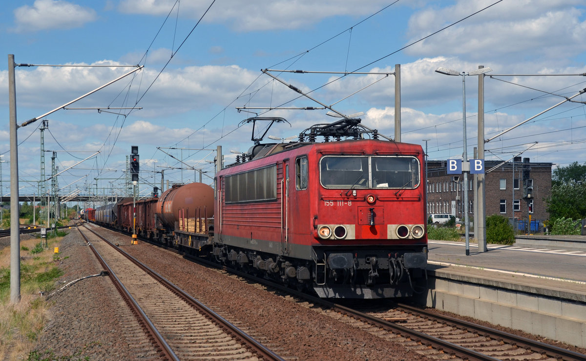 155 111 schleppte am 05.08.18 einen gemischten Güterzug durch Bitterfeld Richtung Leipzig.