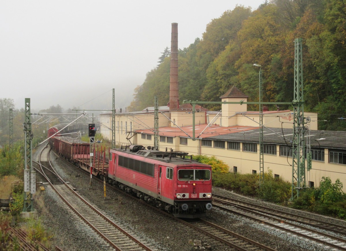 155 113-4 zieht am 01.November 2014 einen gemischten Gterzug durch Kronach in Richtung Saalfeld.