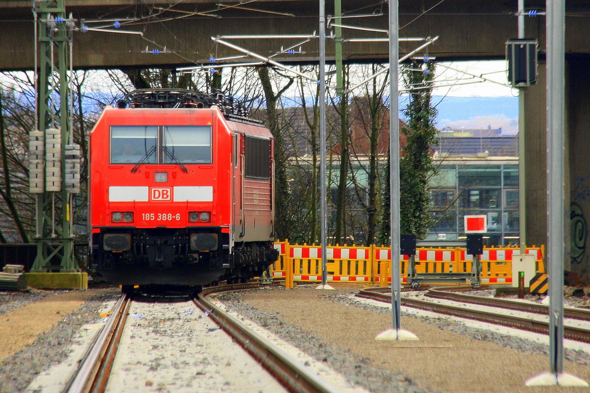 155 115-9 von Railion und 185 388-6 DB stehen auf neuen Abstellgleis in Aachen-West am Nachmittag vom 22.2.2014.