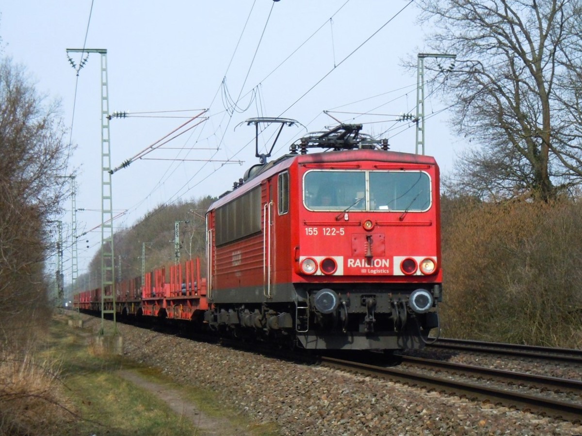 155 122 mit Benteler-Eisenzug von Lingen/Hanekenfähr in Rheine=Bentlage, 08.04.13