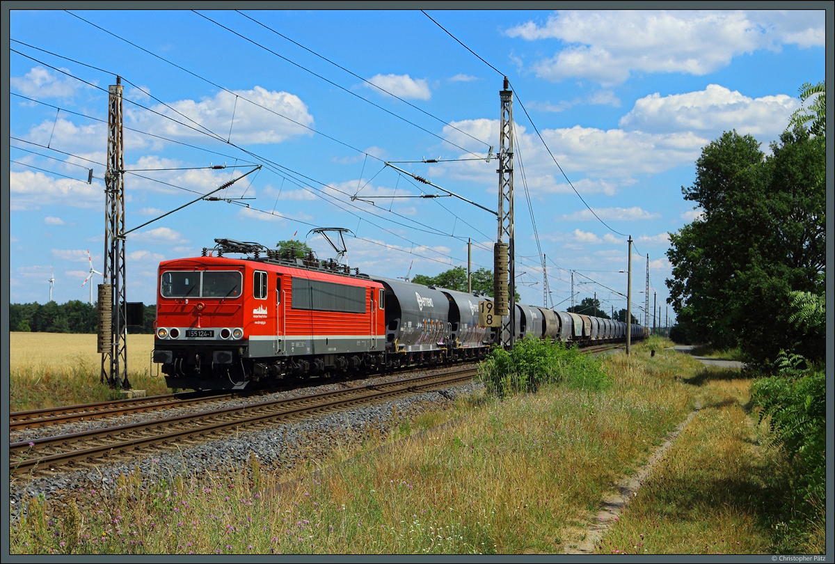 155 124-1 der LDK nähert sich am 03.07.2022 mit einen Ganzzug aus Silowagen Lutherstadt Wittenberg-Labetz.