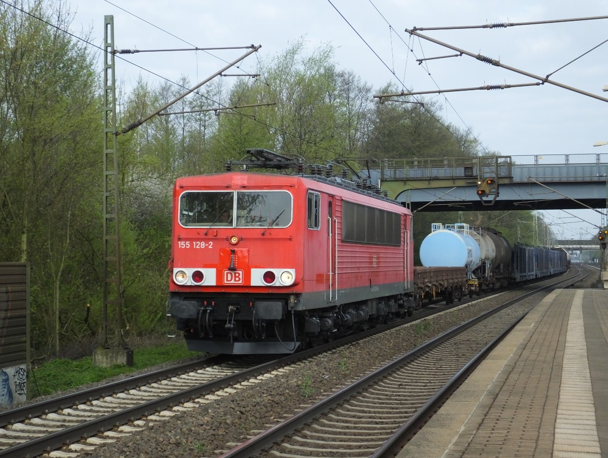155 128-2 durchfährt am 19.04.2016 mit einem Mischer den Bahnhof Dedensen-Gümmer. 