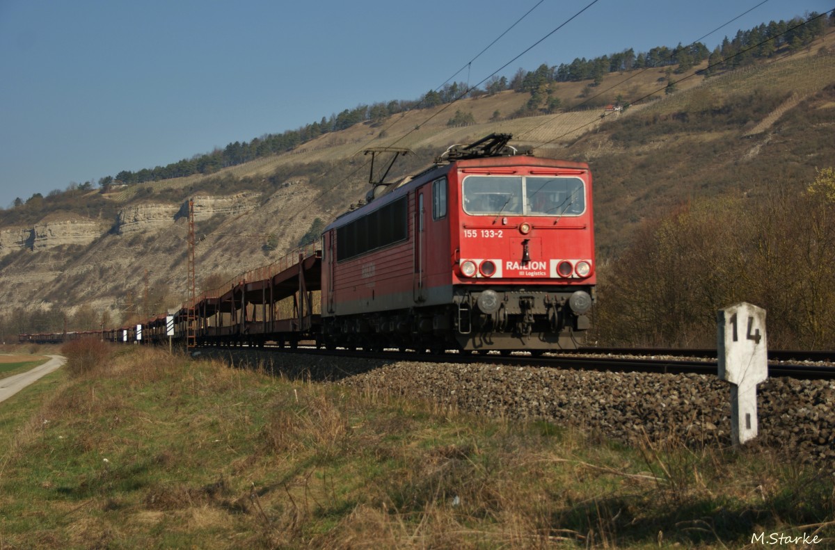 155 133-2 mit einen leeren Autozug bei Thüngersheim am 11.03.14.