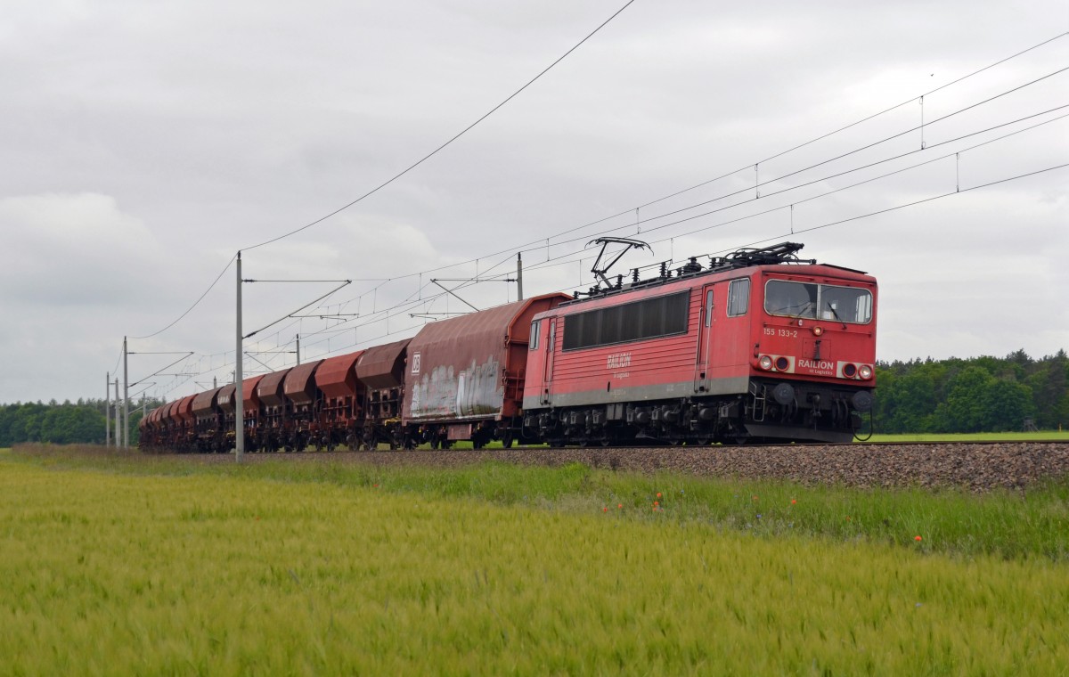 155 133 zog am 15.05.14 einen gemischten Güterzug durch Burgkemnitz Richtung Wittenberg.