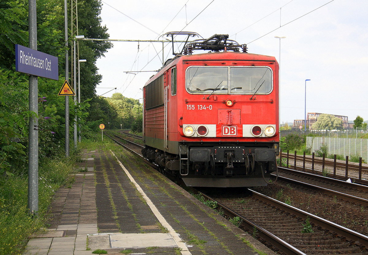 155 134-0 DB kommt als Lokzug aus Oberhausen-West nach Krefeld und fährt durch Duisburg-Rheinhausen-Ost in Richtung Krefeld. 
Aufgenommen vom Bahnsteig in Duisburg-Rheinhausen-Ost. 
Bei Sommerwetter am 27.7.2017.