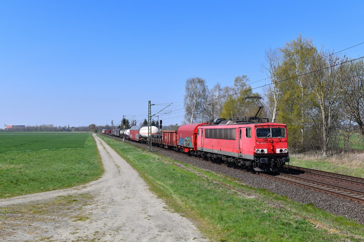 155 134 mit einem Güterzug am 16.04.2019 bei Woltorf. 