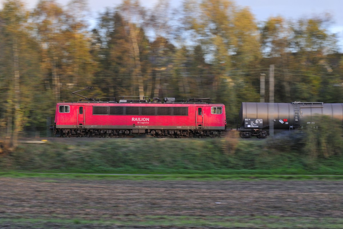 155 135-7 auf der KBS 485 bei Übach-Palenberg am 1.11.2014 im Letzten Licht mitgezogen