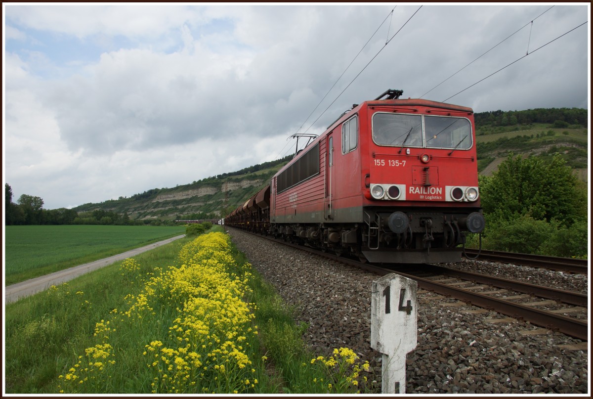 155 135-7 mit einen gemischten Güterzug bei Thüngersheim am 08.05.14.