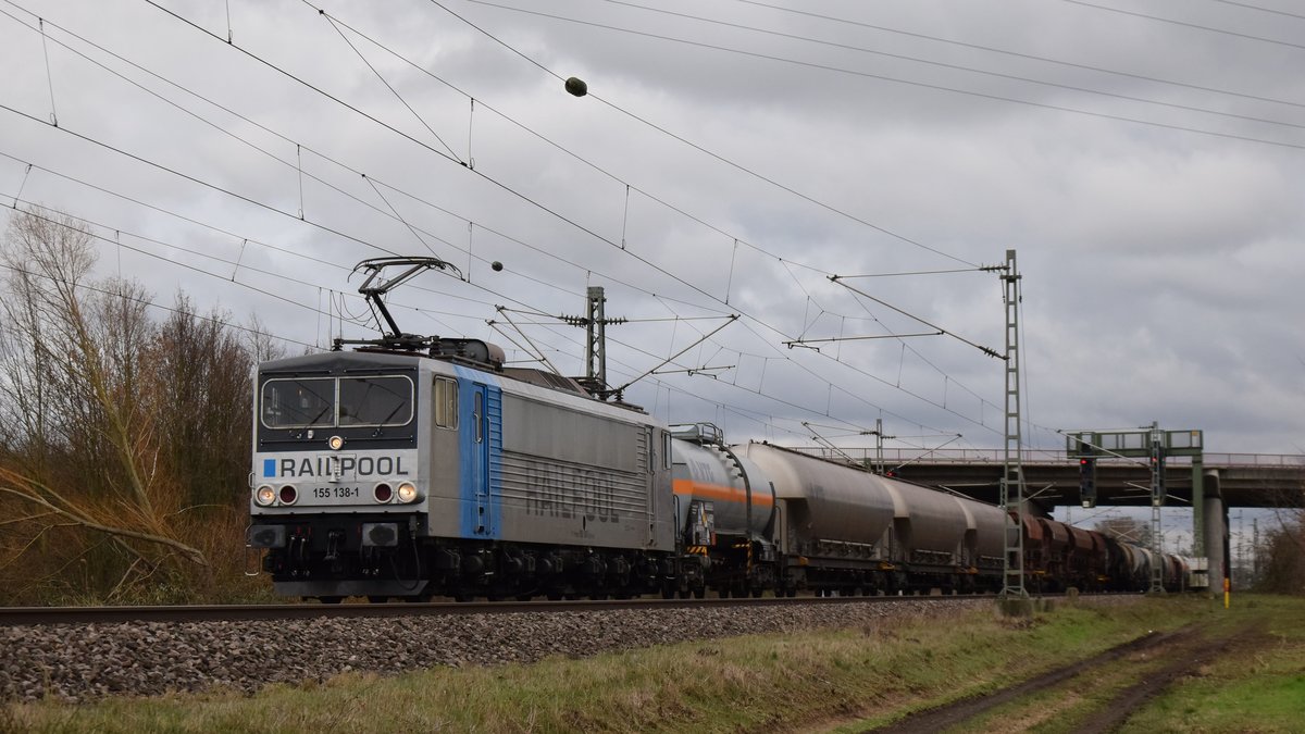 155 138 von Railpool zieht den EZ 51870 nach Frankfurt Ost durch Darmstadt Arheilgen. Aufgenommen am 30.1.2019 