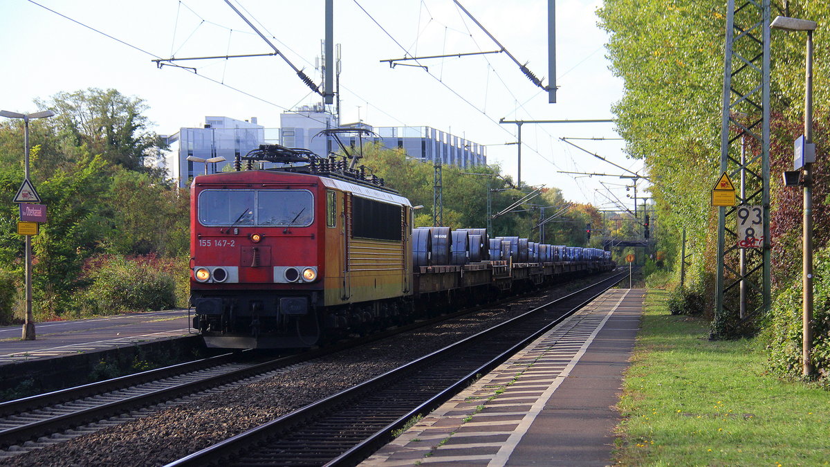 155 147-2 DB-Railpool kommt einem Coilzug aus Köln-Gremberg nach Süden und kommt aus Richtung Köln-Gremberg und fährt durch Bonn-Oberkassel in Richtung Koblenz.
Aufgenommen vom Bahnsteig von Bonn-Oberkassel an der rechten Rheinstrecke. 
Bei Sommerwetter im Oktober am 6.10.2018.